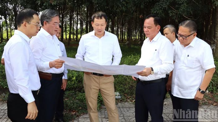 Bí thư Thành ủy Đồng Nai Vũ Hồng Văn cùng đồng chí Võ Tấn Đức và lãnh đạo thành phố trong một lần kiểm tra thực hiện các dự án hạ tầng, khảo sát phát triển đô thị sân bay tại khu vực Long Thành.