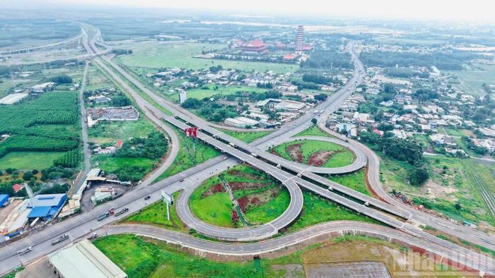 Nhiều dự án giao thông trọng điểm kết nối sân bay Long Thành đang tăng tốc hoàn thiện sau những chỉ đạo quyết liệt của lãnh đạo Thành ủy, Ủy ban nhân dân thành phố Đồng Nai.