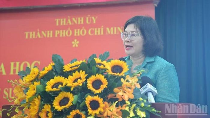 Đồng chí Văn Thị Bạch Tuyết, Phó Bí thư Thành ủy Thành phố Hồ Chí Minh phát biểu chào mừng hội thảo. (Ảnh: LINH BẢO)