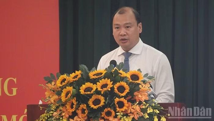 Đồng chí Lê Hải Bình, Ủy viên Trung ương Đảng, Phó Giám đốc Thường trực Học viện Chính trị quốc gia Hồ Chí Minh phát biểu đề dẫn hội thảo. (Ảnh: LINH BẢO)