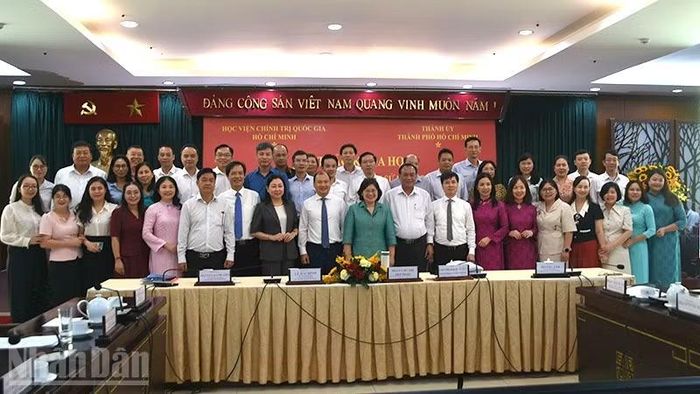 Các đại biểu chụp ảnh lưu niệm tại hội thảo. (Ảnh: LINH BẢO)