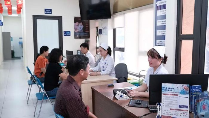 Người dân khám, chữa bệnh tại Bệnh viện Hữu Nghị. (Ảnh: THU TRANG)