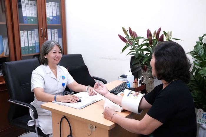 Bệnh nhân đến Bệnh viện khám trái tuyến kết hợp khám sàng lọc tiêm chủng vaccine dự phòng.(Ảnh: THU TRANG)