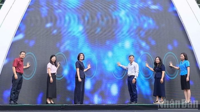 Đại diện Ban Tổ chức cùng các đại biểu thực hiện nghi thức khai mạc Festival tân sinh viên chuyển đổi xanh 2026. (Ảnh: TẠ HẢI)