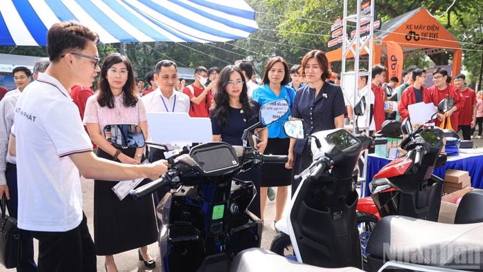 Các đại biểu trải nghiệm thực tế tại các gian hàng trong khuôn khổ Festival tân sinh viên chuyển đổi xanh. (Ảnh: Tạ Hải)