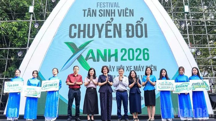 Ban Tổ chức tặng hoa, chụp ảnh lưu niệm cùng các đại biểu, các đơn vị đồng hành cùng Festival tân sinh viên chuyển đổi xanh. (Ảnh: Tạ Hải)
