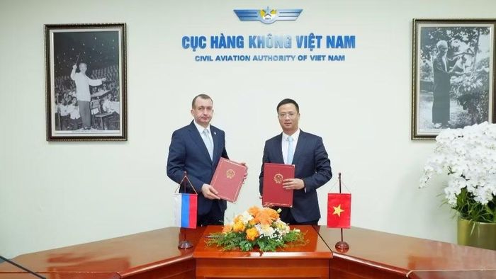 Cục trưởng Cục Hàng không Việt Nam Uông Việt Dũng và Thứ trưởng Giao thông vận tải Liên bang Nga Vladimir Poteshkin ký Biên bản ghi nhớ. (Ảnh: Cục Hàng không Việt Nam)