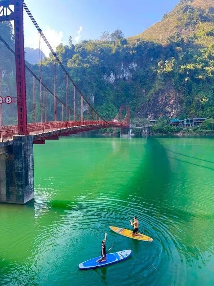 Du khách chèo SUP (ván đứng) trong nắng thu tươi đẹp. (Ảnh: Fanpage Tủa Thàng xanh)