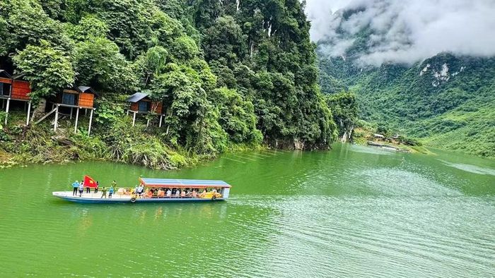 Các tháng cuối năm thích hợp cho những chuyến đi thuyền ngắm cảnh, khám phá lòng hồ sông Đà. (Ảnh: Q.HOA)