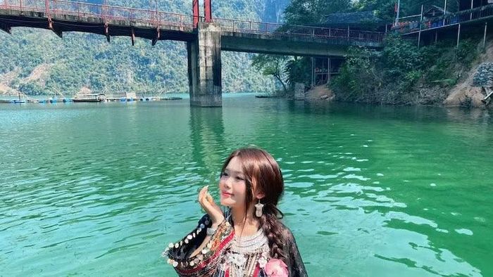 Nhiều du khách trẻ, nhất là nữ giới, yêu thích hoạt động mặc trang phục dân tộc và ghi lại những hình ảnh đẹp nơi sơn thủy hữu tình. (Ảnh: Q.HOA)
