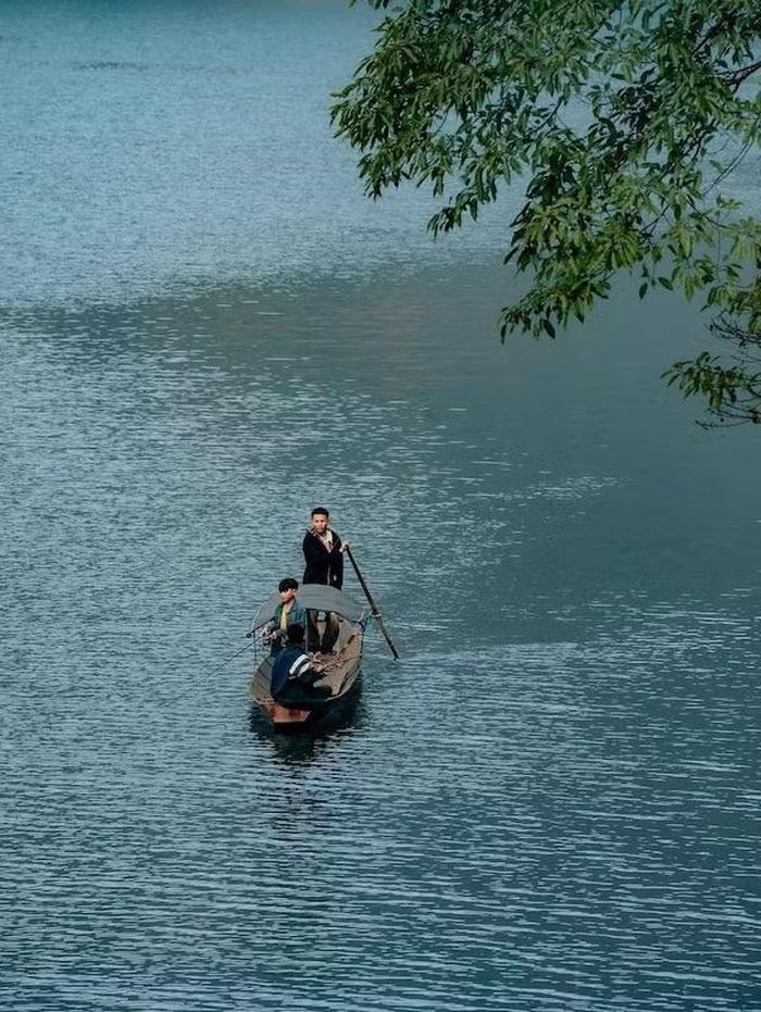 Một nhóm thanh niên địa phương trên dòng nước đã gắn bó, nuôi dưỡng nhiều thế hệ. (Ảnh: Fanpage Tủa Thàng xanh)