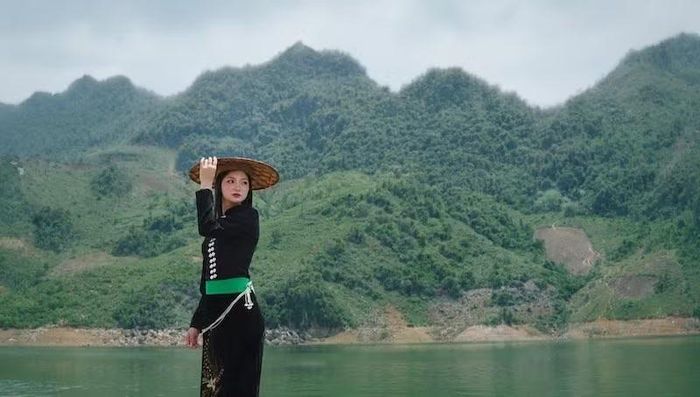 Vẻ đẹp của thiếu nữ Thái, một trong các dân tộc anh em sinh sống ở Tủa Thàng. (Ảnh: Fanpage Tủa Thàng xanh)