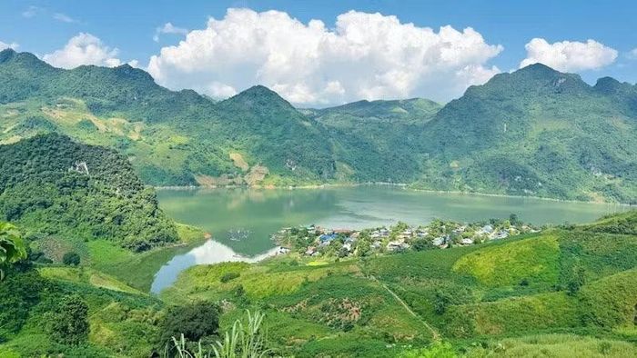 Bản Huổi Lóng yên bình bên mặt nước. (Ảnh: Q.Hoa)