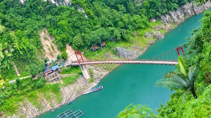 Vẻ đẹp cầu treo Pa Phông bắc qua sông Đà nhìn từ trên cao. (Ảnh: Fanpage Tủa Thàng xanh)