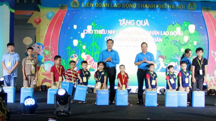 Món quà tuy không lớn nhưng chứa đựng tình cảm và trách nhiệm của tổ chức Công đoàn. (Ảnh: NGỌC ÁNH)