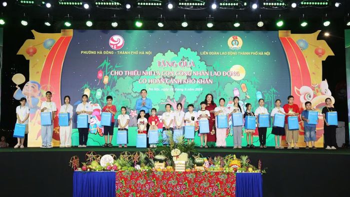 Trao 1.650 suất quà tặng con em lao động có hoàn cảnh khó khăn dịp Trung thu 2026. (Ảnh: NGỌC ÁNH)