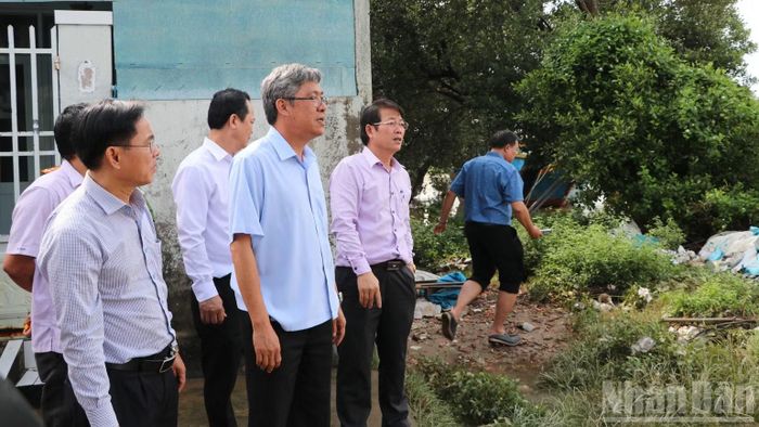Lãnh đạo tỉnh kiểm tra tại phường Bình Thuận. (Ảnh: THANH HẢI)