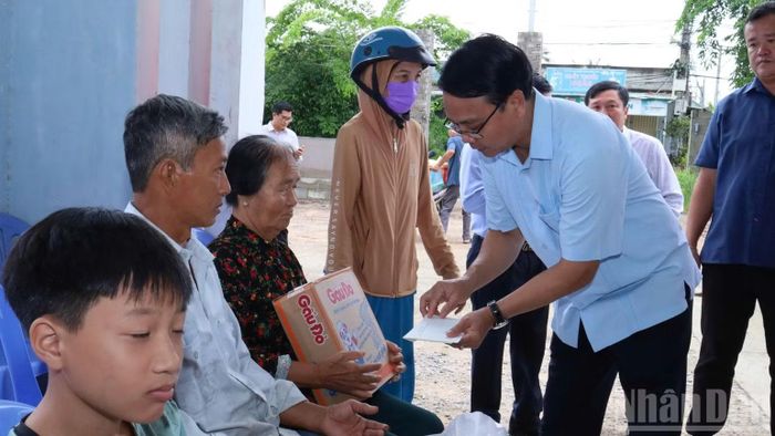 Lãnh đạo tỉnh thăm hỏi, tặng quà cho người dân phường Hàm Thắng. (Ảnh: THANH HẢI)