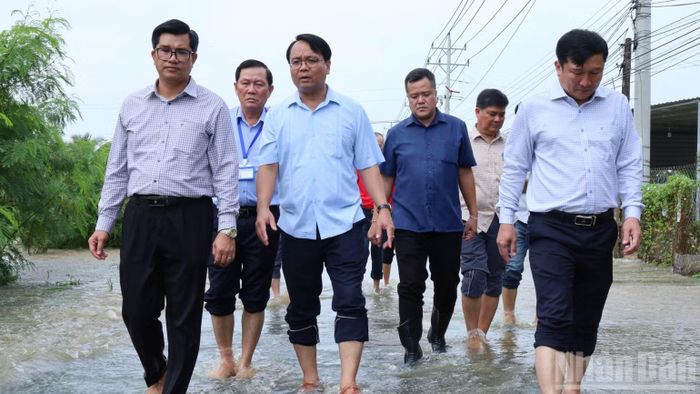 Đồng chí Đặng Hồng Sỹ, Phó Bí thư Thường trực Tỉnh ủy Lâm Đồng đã kiểm tra, thăm hỏi tại phường Hàm Thắng. (Ảnh: THANH HẢI)