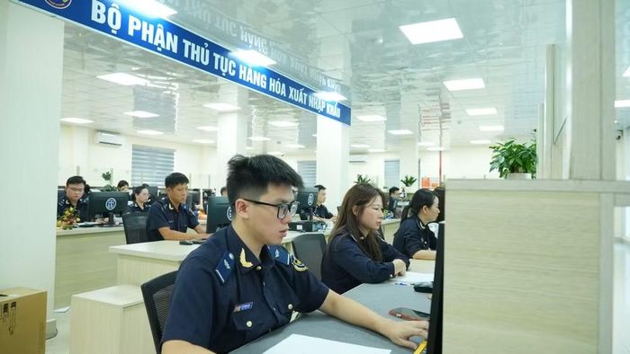 Hoàn thiện chính sách thuế góp phần tạo thuận lợi cho hoạt động xuất khẩu, nhập khẩu của doanh nghiệp. (Ảnh: CHQ)