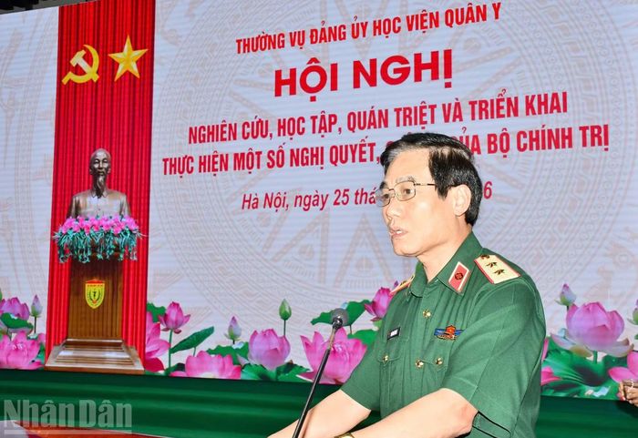 Trung tướng, Giáo sư, Tiến sĩ Trần Viết Tiến, Phó Bí thư Đảng ủy, Giám đốc Học viện Quân y quán triệt nghị quyết.