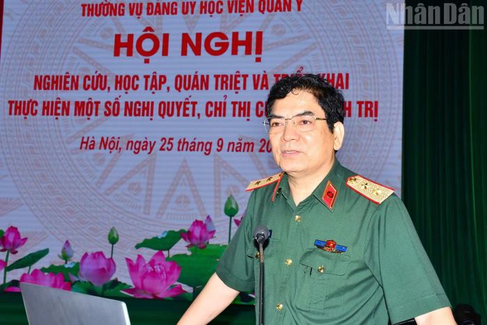 Trung tướng, Phó Giáo sư, Tiến sĩ Nghiêm Đức Thuận, Bí thư Đảng ủy, Chính ủy Học viện Quân y phát biểu chỉ đạo hội nghị.