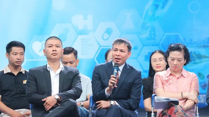  Phó Giáo sư, Tiến sĩ, Bác sĩ Nguyễn Trọng Hưng trao đổi tại tọa đàm. (Ảnh: MINH QUYẾT) 