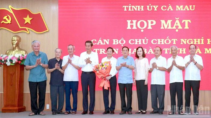 Các đồng chí nguyên lãnh đạo tỉnh Cà Mau qua các thời kỳ tặng hoa chúc mừng đồng chí Đặng Văn Dũng, tân Phó Bí thư Thường trực Tỉnh ủy Cà Mau. (Ảnh: HỮU TÙNG)