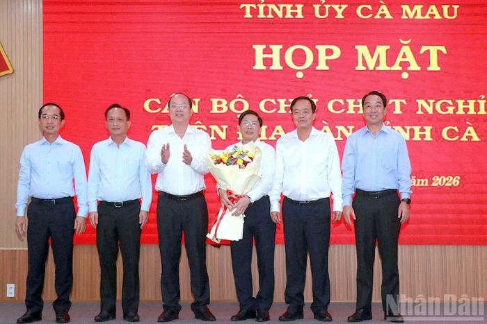Các đồng chí Thường trực Tỉnh ủy Cà Mau tặng hoa chúc mừng đồng chí Đặng Văn Dũng được Bộ Chính trị điều động, phân công, chỉ định tham gia Ban Chấp hành, Ban Thường vụ Tỉnh ủy và giữ chức Phó Bí thư Thường trực Tỉnh ủy Cà Mau, nhiệm kỳ 2025-2030. (Ảnh: HỮU TÙNG)