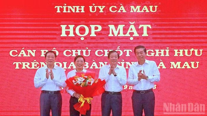 Đồng chí Bùi Văn Nghiêm, Phó Trưởng ban Nội chính Trung ương (thứ hai từ phải sang) cùng các đồng chí nguyên lãnh đạo Ban Nội chính Trung ương tặng hoa chúc mừng đồng chí Đặng Văn Dũng nhận nhiệm vụ mới tại tỉnh Cà Mau. (Ảnh: HỮU TÙNG)