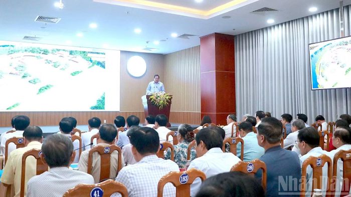 Đông đảo các đồng chí nguyên lãnh đạo tỉnh Cà Mau qua các thời kỳ dự buổi họp mặt. (Ảnh: HỮU TÙNG)