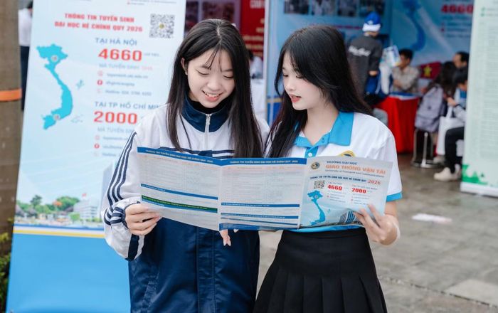 Các chương trình tín dụng cho học sinh, sinh viên đã đạt hiệu quả trong thực tiễn, góp phần thực hiện mong muốn trên con đường học tập nhiều người học. Trong ảnh: Hai nữ sinh tìm hiểu chương trình đào tạo bậc đại học tại Trường đại học Giao thông vận tải. (Ảnh: Trường đại học Giao thông vận tải)