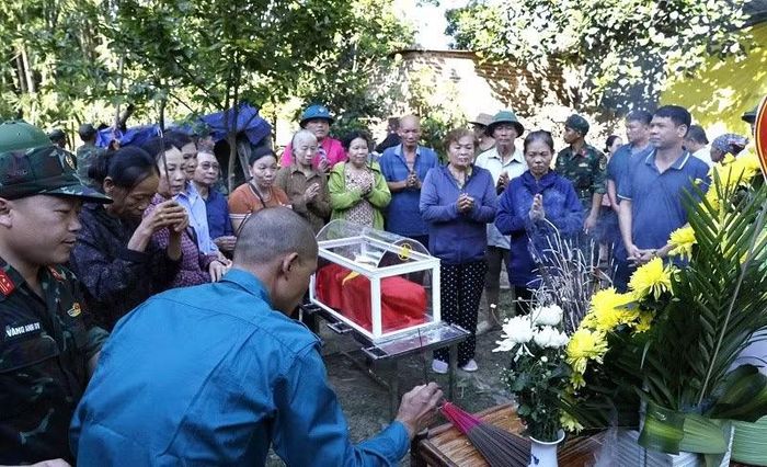 Hôm cán bộ, chiến sĩ Bộ Chỉ huy quân sự tỉnh Điện Biên cất bốc hài cốt liệt sĩ tại phần mộ trong khu đất của gia đình bà Trần Thị Ánh ở tổ dân phố Him Lam, có rất nhiều người dân và đoàn viên đã đến hỗ trợ, dâng hương viếng hương hồn liệt sĩ. (Ảnh: LÊ LAN)