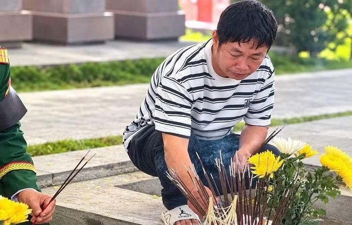Sau lễ truy điệu các liệt sĩ tại Nghĩa trang Liệt sĩ Tông Khao, ông Hoàng Thanh Hưng - người cung cấp thông tin về 9 phần mộ liệt sĩ còn nán lại để được tận tay thắp hương trên phần mộ các anh. (Ảnh: LÊ LAN)