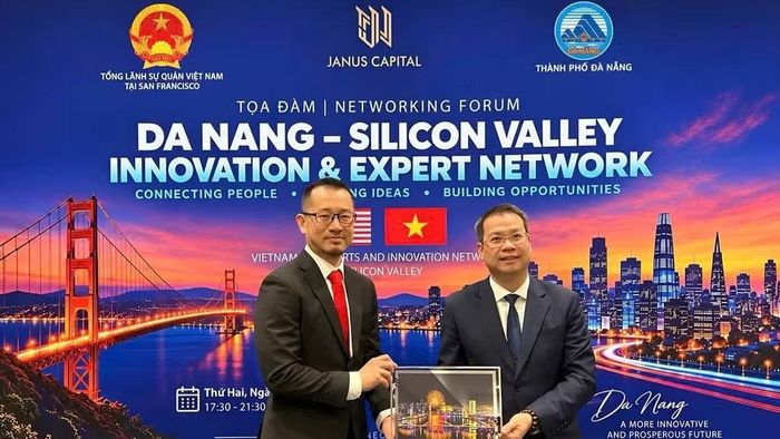 Chủ tịch Ủy ban nhân dân thành phố Đà Nẵng Nguyễn Mạnh Hùng trao quà cảm ơn Janus Capital. (Ảnh: CTV)