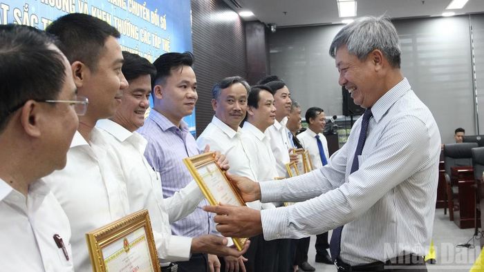 Các tập thể nhận Bằng khen của Chủ tịch Ủy ban nhân dân thành phố Đà Nẵng. (Ảnh: THANH TÂM)
