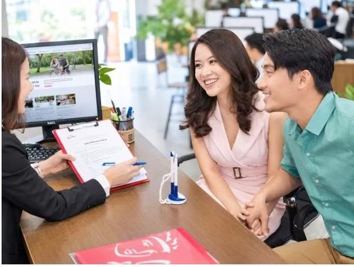 Trao đổi kỹ trước khi ký hợp đồng giúp khách hàng bảo vệ quyền lợi và hạn chế những vướng mắc về sau. (Ảnh minh họa: Shutterstock)