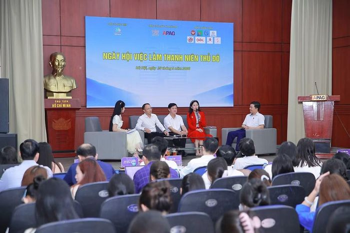 Các chuyên gia, đại diện doanh nghiệp, nhà tuyển dụng giao lưu, kết nối với sinh viên. (Ảnh: Ban Tổ chức cung cấp)
