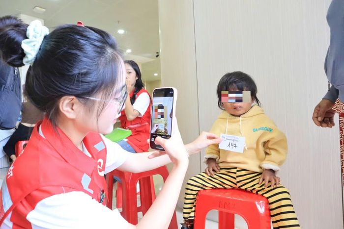 Một cháu bé dị tật bẩm sinh vùng hàm mặt tham gia chương trình. (Ảnh: CTV)