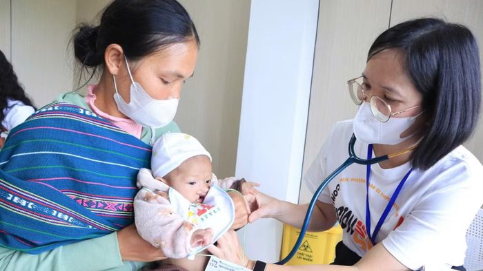 Một cháu bé bị sứt môi được thăm khám tại chương trình. (Ảnh: CTV)