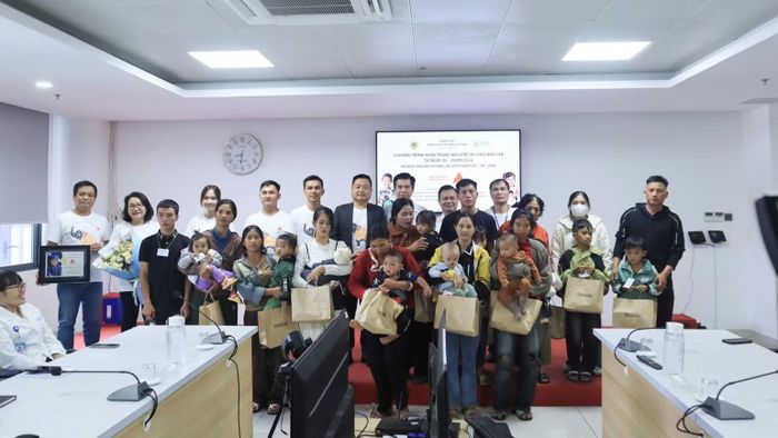 Nhiều gia đình có con dị tật bẩm sinh vùng hàm mặt cùng một số dị tật bẩm sinh khác tham gia chương trình. (Ảnh: CTV)
