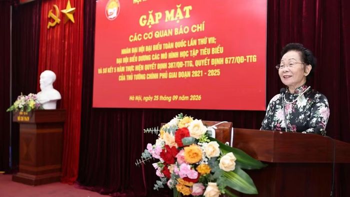 Giáo sư, Tiến sĩ Nguyễn Thị Doan, nguyên Ủy viên Trung ương Đảng, nguyên Phó Chủ tịch nước, Chủ tịch Hội Khuyến học Việt Nam phát biểu. (Ảnh: THU TRANG)