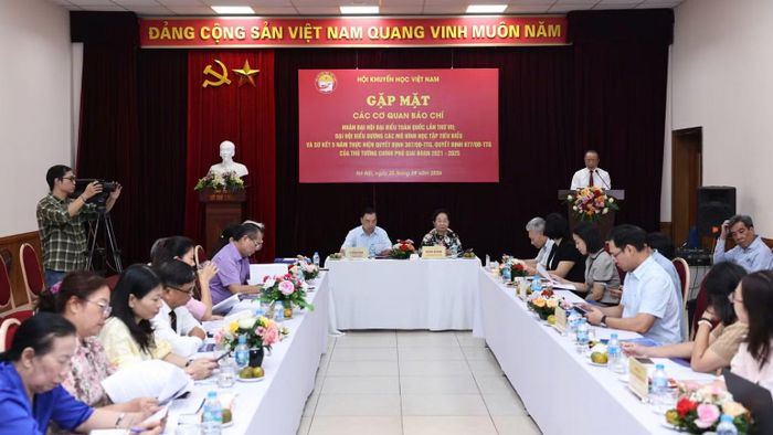 Hội Khuyến học Việt Nam thông tin về chuỗi hoạt động hướng tới Đại hội đại biểu toàn quốc lần thứ VII, kỷ niệm 30 năm thành lập hội và sơ kết 5 năm thực hiện các chương trình thúc đẩy học tập suốt đời.(Ảnh: THU TRANG)
