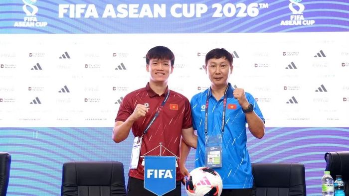 Cầu thủ Hoàng Đức và huấn luyện viên Kim Sang Sik tại buổi họp báo. (Ảnh: VFF)