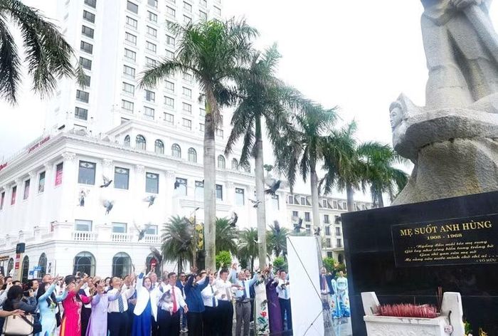 Bên dòng sông Nhật Lệ, dưới tượng đài Mẹ Suốt, các đại biểu thực hiện nghi thức thả chim bồ câu mang theo ước nguyện hòa bình. (Ảnh: TĐ)