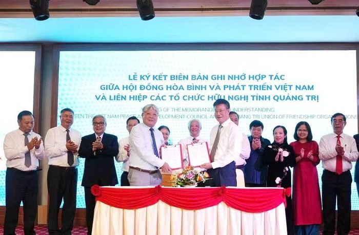 Liên hiệp các tổ chức hữu nghị tỉnh Quảng Trị và Hội đồng Hòa bình và Phát triển Việt Nam ký kết Thỏa thuận hợp tác. (Ảnh: TĐ)