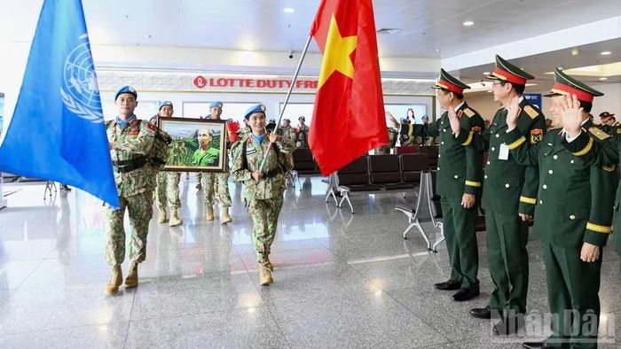 Thượng tướng Nguyễn Trường Thắng chúc cán bộ, nhân viên Đội Công binh số 5 hoàn thành xuất sắc nhiệm vụ. (Ảnh: THẾ ĐẠI)