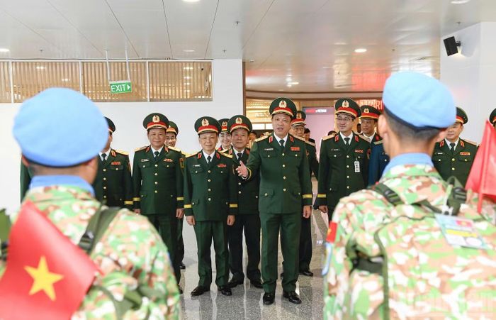 Thượng tướng Nguyễn Trường Thắng chúc cán bộ, nhân viên Đội Công binh số 5 hoàn thành xuất sắc nhiệm vụ.