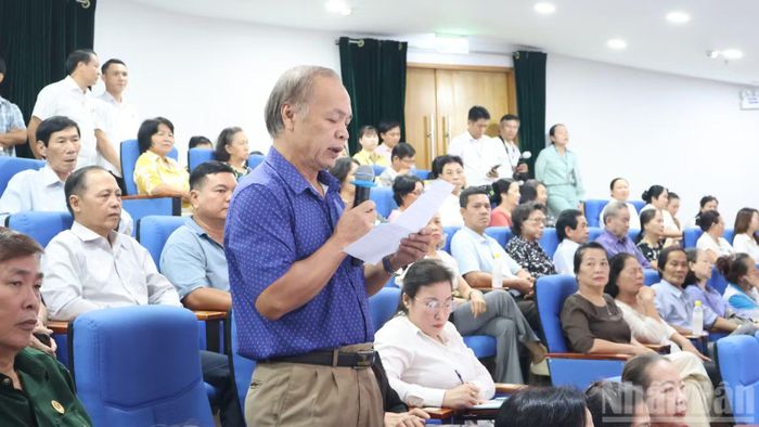 Cử tri phát biểu tại hội nghị. (Ảnh: VƯƠNG LÊ)