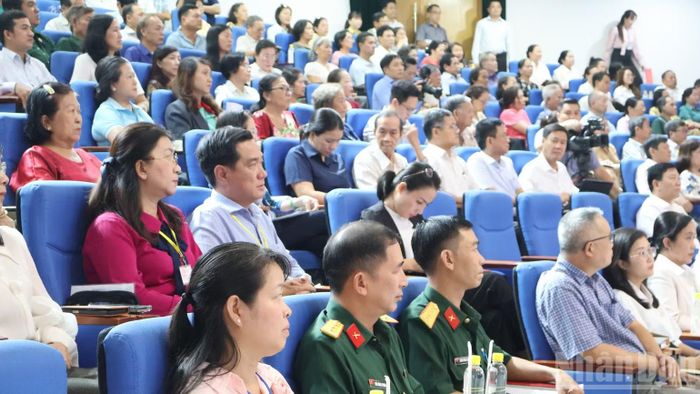 Đông đảo cử tri tham dự hội nghị. (Ảnh: VƯƠNG LÊ)